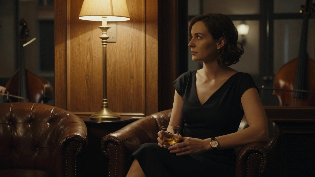 Женщина в чёрном платье спокойно сидит в тихом баре, держа бокал виски, тёплый свет и атмосфера уюта.